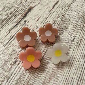(4) Retro Daisy Hair Clips